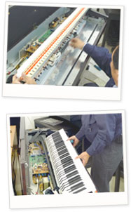 専門の業者が電子ピアノを修理・メンテナンスしている画像